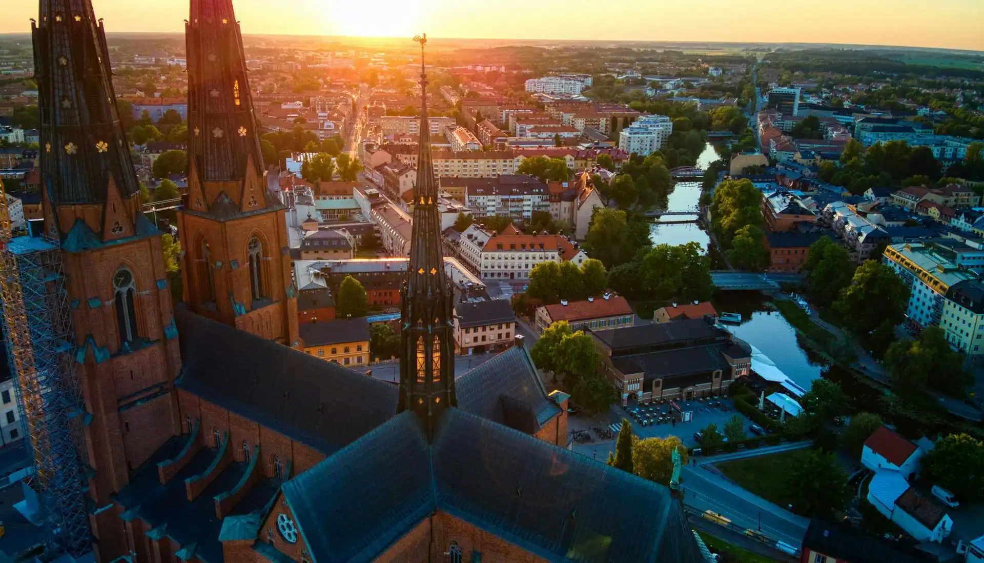 Uppsala domkyrka i solnedgång