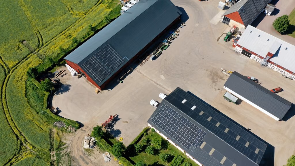 Typisk svensk lantbruksgård med solcellsanläggning