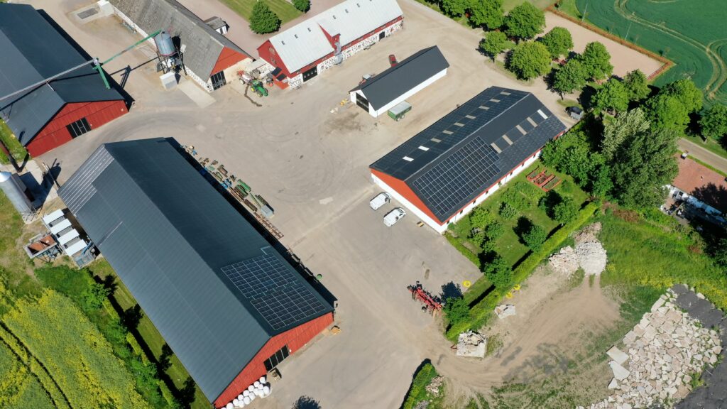 Typisk svensk lantbruksgård med solcellsanläggning