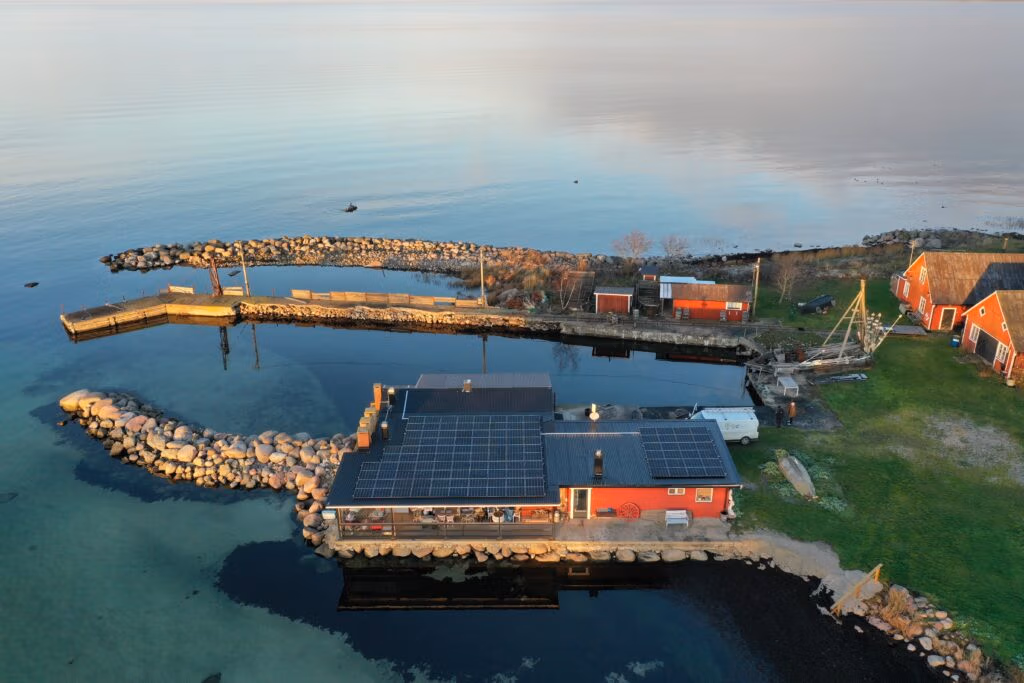 Solceller på villatak vid havet