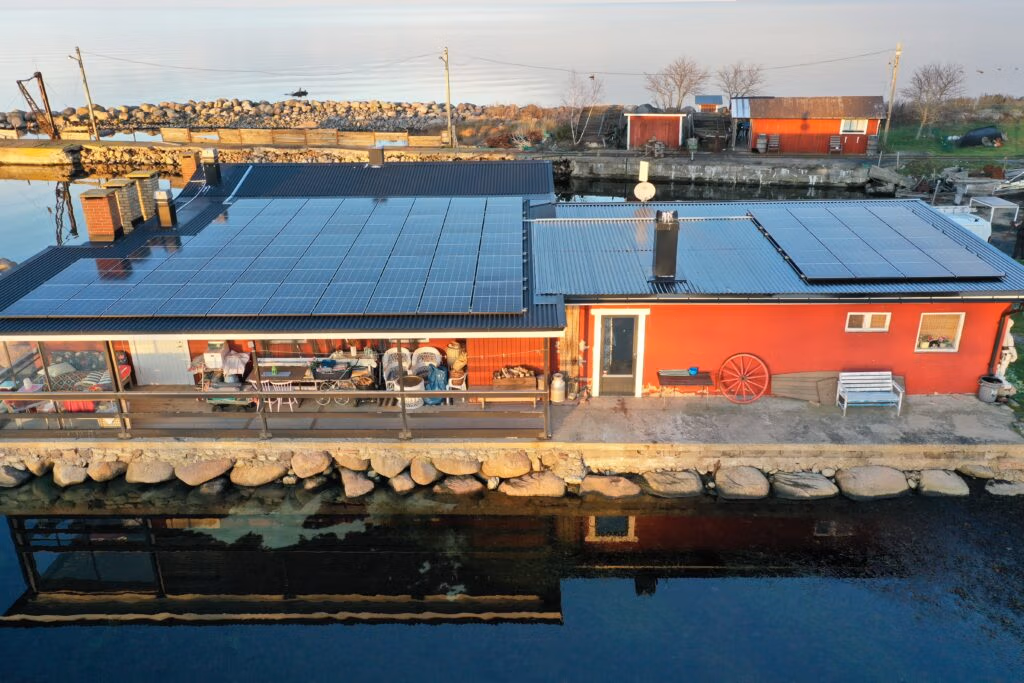 Solceller på villatak vid havet