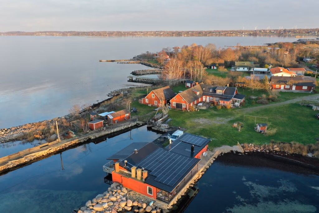 Solceller på villatak vid havet