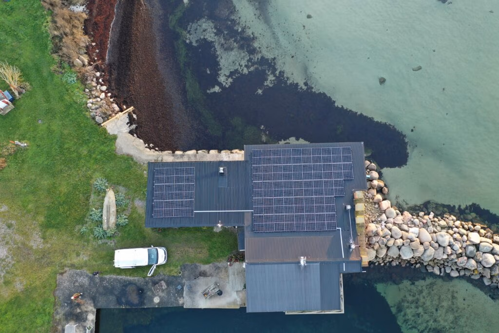 Solceller på villatak vid havet