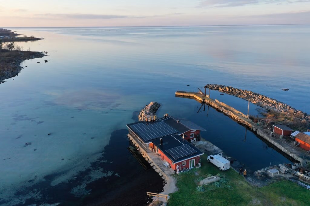 Solceller på villatak vid havet