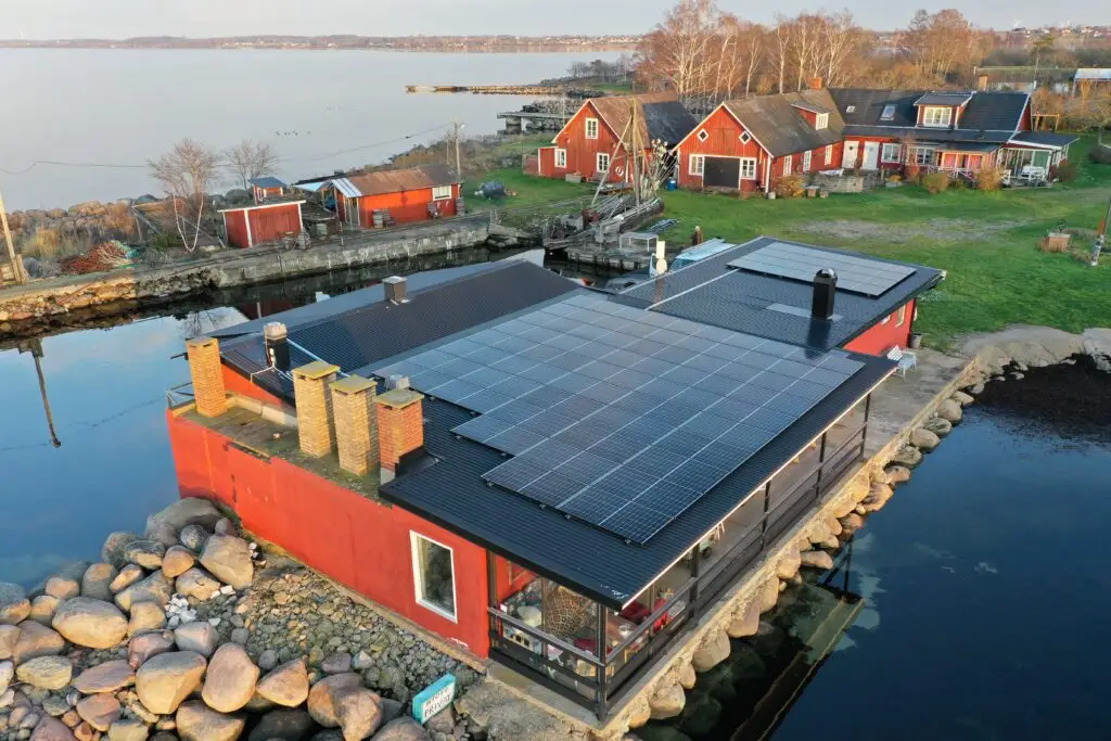 Solceller på villatak vid havet