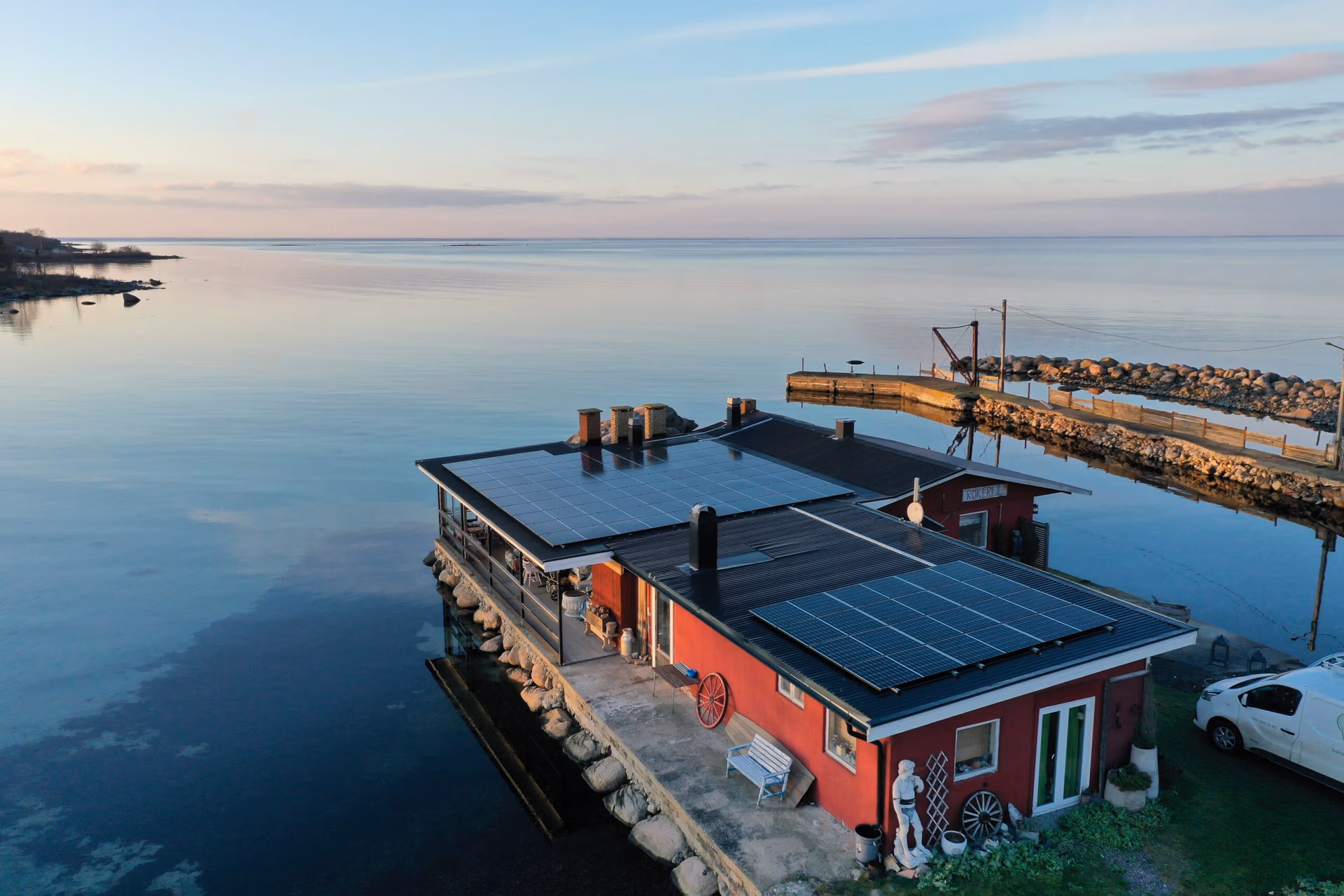 Solceller på villatak vid havet