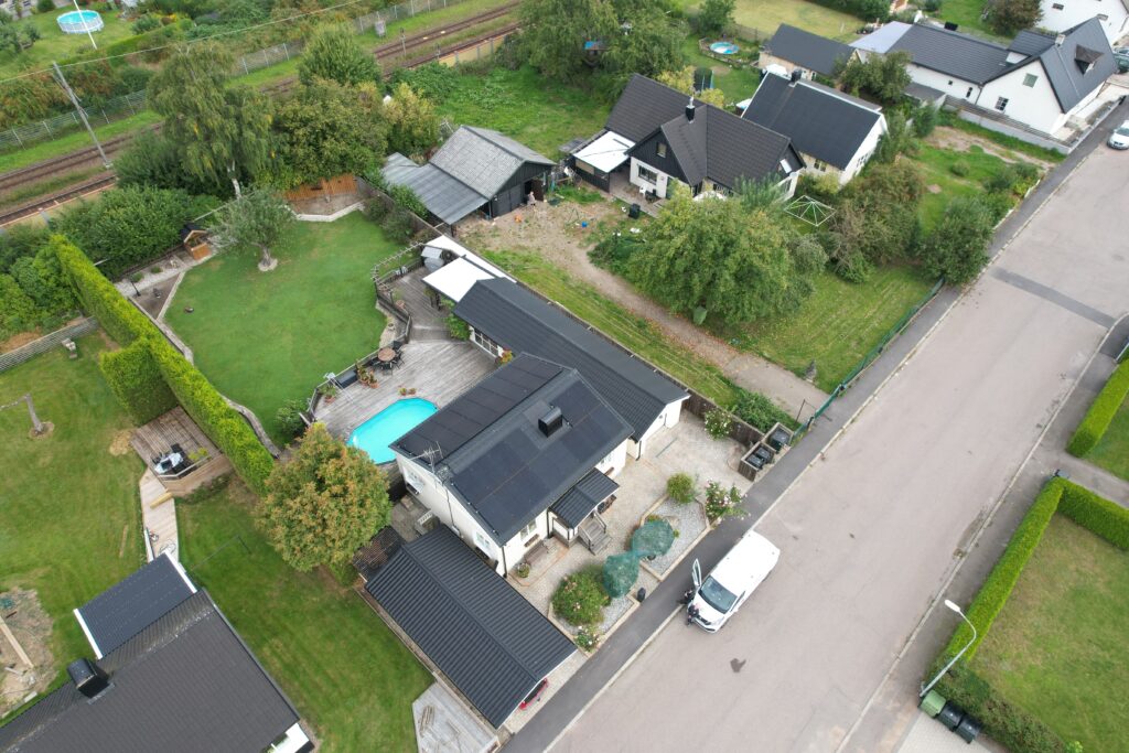 Villa i Bjuv producerar 9 340 kWh/år 5 Solcellsanläggning på villatak Bjuv