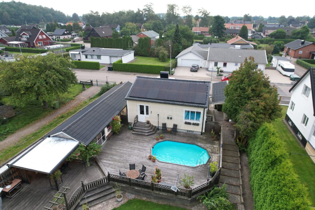 Villa i Bjuv producerar 9 340 kWh/år 2 Solcellsanläggning på villatak Bjuv