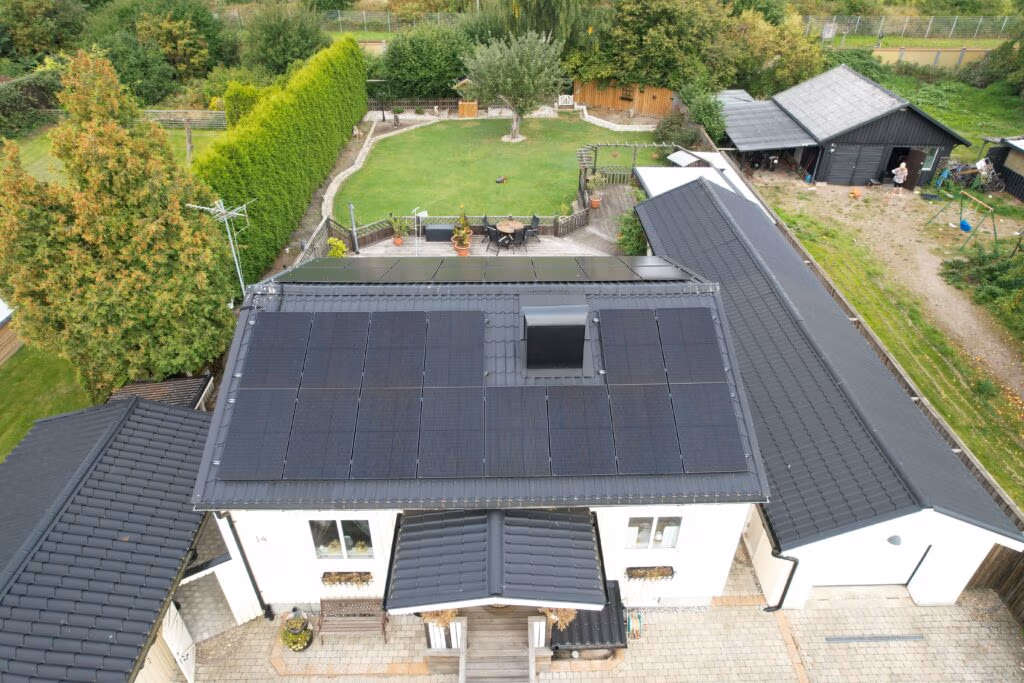 Villa i Bjuv producerar 9 340 kWh/år 3 Solcellsanläggning på villatak Bjuv