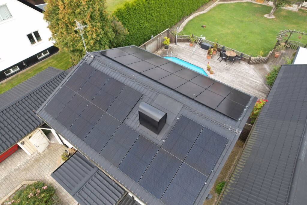 Villa i Bjuv producerar 9 340 kWh/år 4 Solcellsanläggning på villatak Bjuv