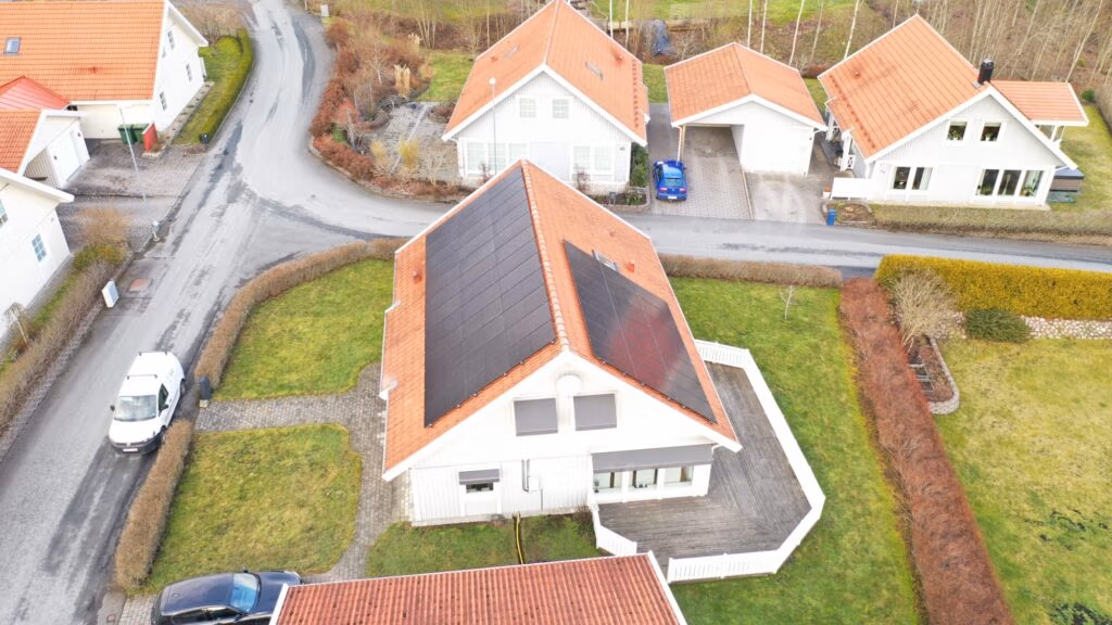 Villa i Jönköping producerar 14 120 kWh/år 3 Solcellsanläggning på villatak Jönköping
