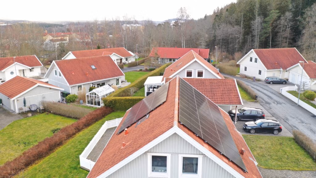 Villa i Jönköping producerar 14 120 kWh/år 4 Solcellsanläggning på villatak Jönköping