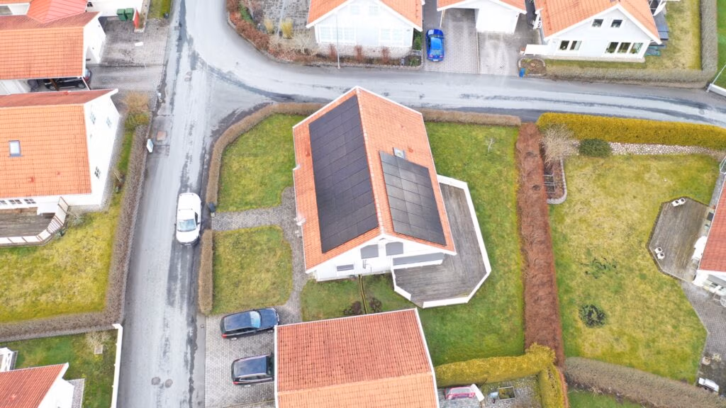 Villa i Jönköping producerar 14 120 kWh/år 5 Solcellsanläggning på villatak Jönköping