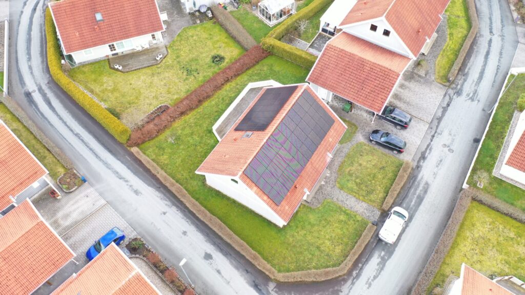 Villa i Jönköping producerar 14 120 kWh/år 2 Solcellsanläggning på villatak Jönköping