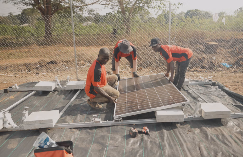 Montering av solcellsanläggning i Sierra Leone