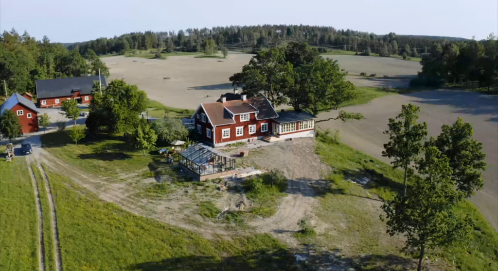 Per morbergs gård från drönarvy