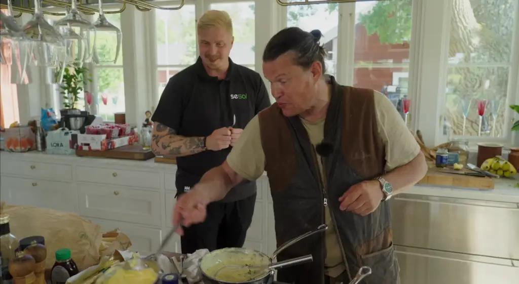 Per Morberg förbereder middag i sitt kök