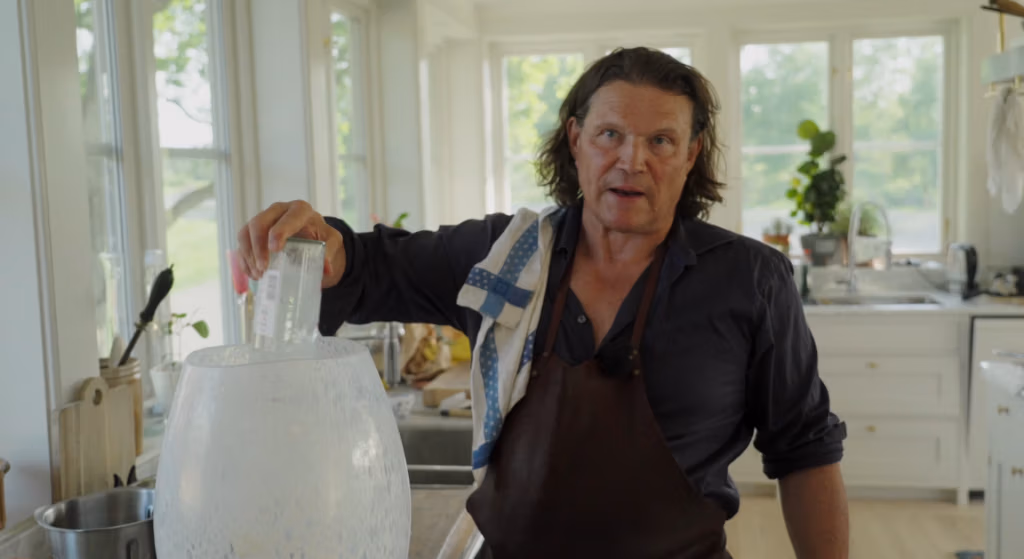 Per Morberg förbereder drink i sitt kök