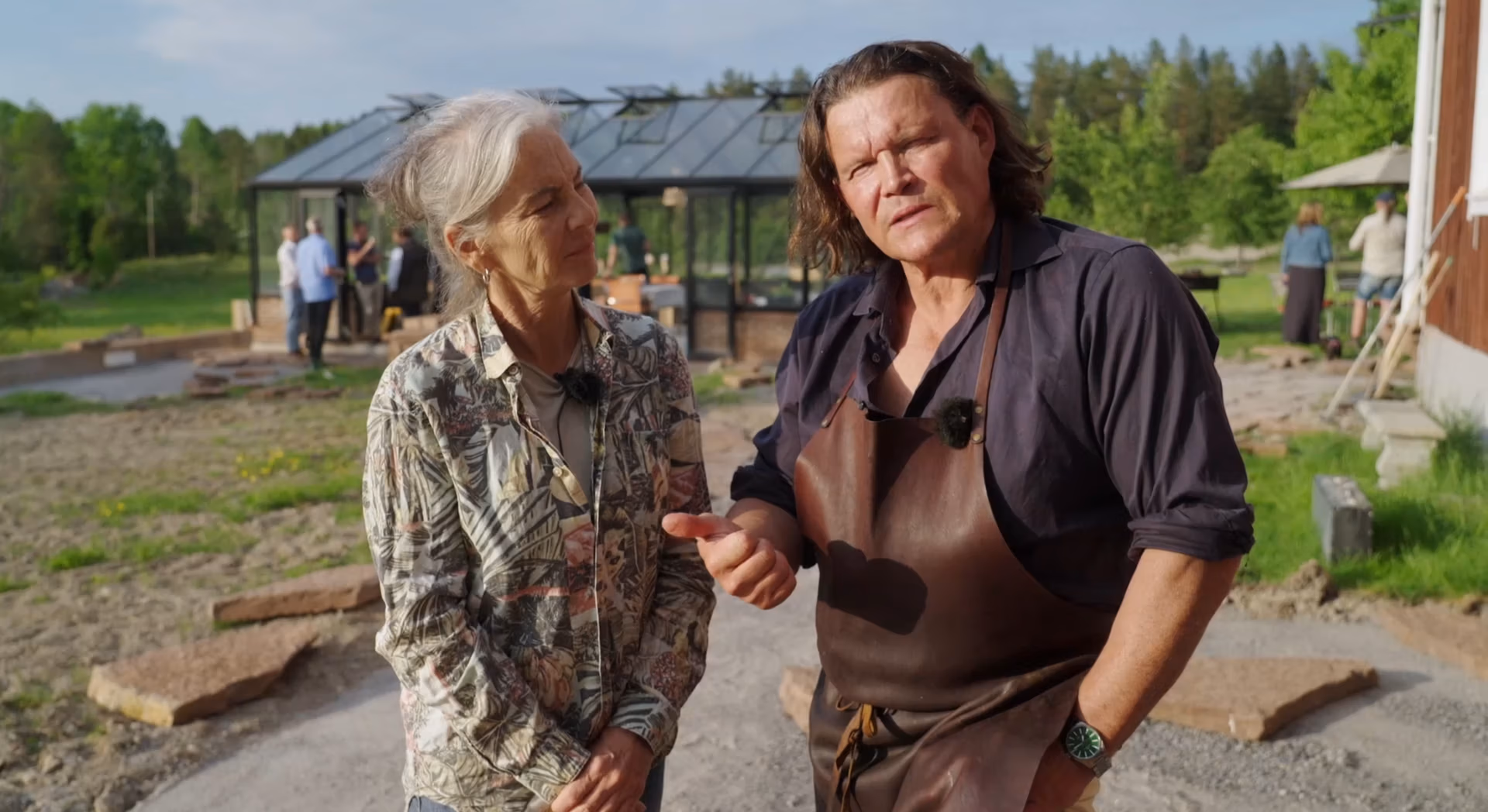 Per och Inese Morberg förbereder middag vid sin uteplats