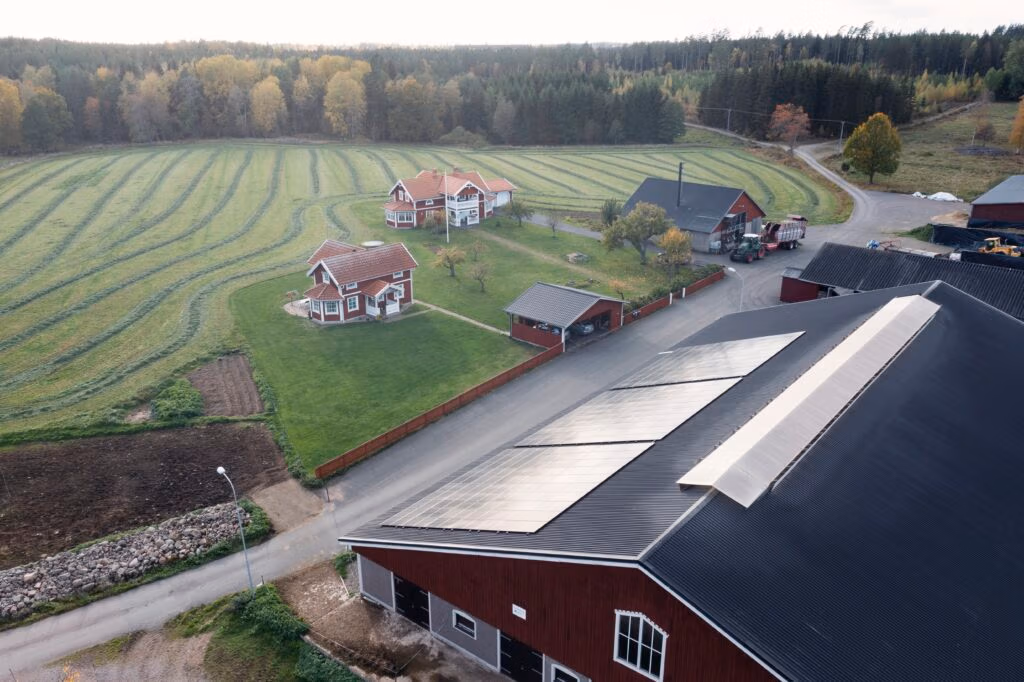 Lantbruk i Edshults-Gummarp producerar 63 640 kWh/år 3 Solcellsanläggning lantbruk Edshults-Gummarp kundreferens