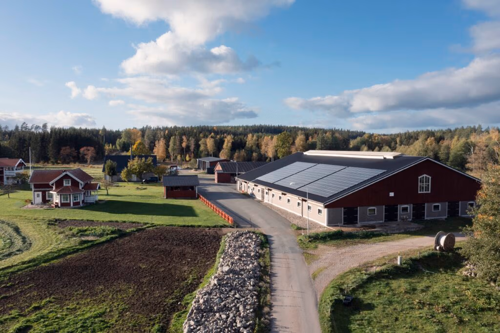 Lantbruk i Edshults-Gummarp producerar 63 640 kWh/år 2 Solcellsanläggning lantbruk Edshults-Gummarp kundreferens