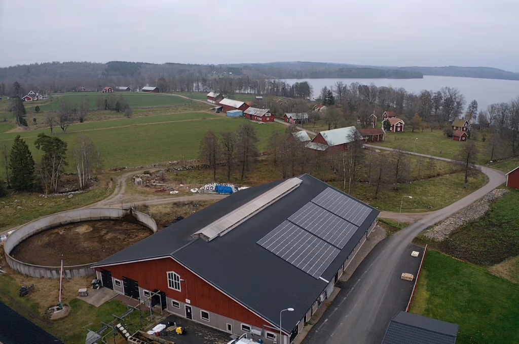 Lantbruk i Edshults-Gummarp producerar 63 640 kWh/år 4 Solcellsanläggning lantbruk Edshults-Gummarp kundreferens