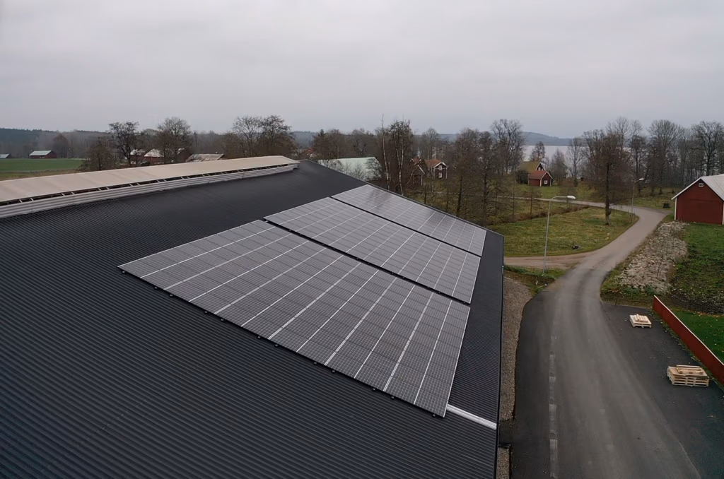 Lantbruk i Edshults-Gummarp producerar 63 640 kWh/år 6 Solcellsanläggning lantbruk Edshults-Gummarp kundreferens