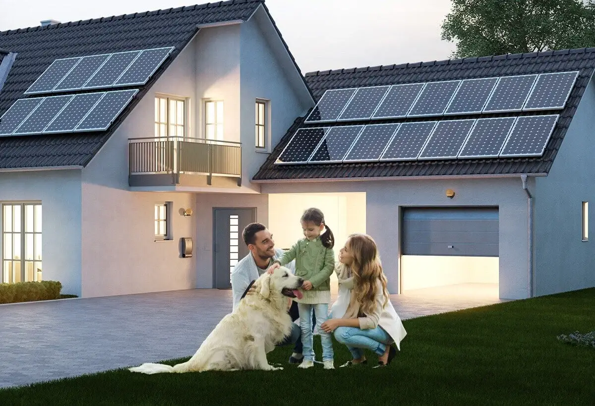 Villa med solceller i kvällsljus