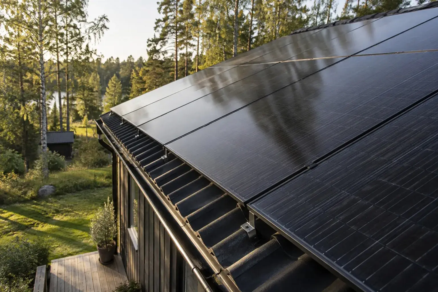 Närbild på svarta solpaneler monterade på ett tegeltak